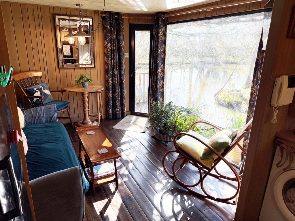 Lot: 80 - FISHING LODGE AND LAKE ON APPROX. ONE ACRE - Living room with view over lake